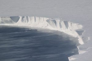 Flying over the ice shelf front